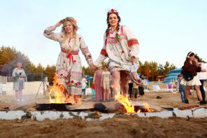 Как девушки &laquo;зажигают&raquo; на Ивана Купалу: Игры в любовь на берегу реки